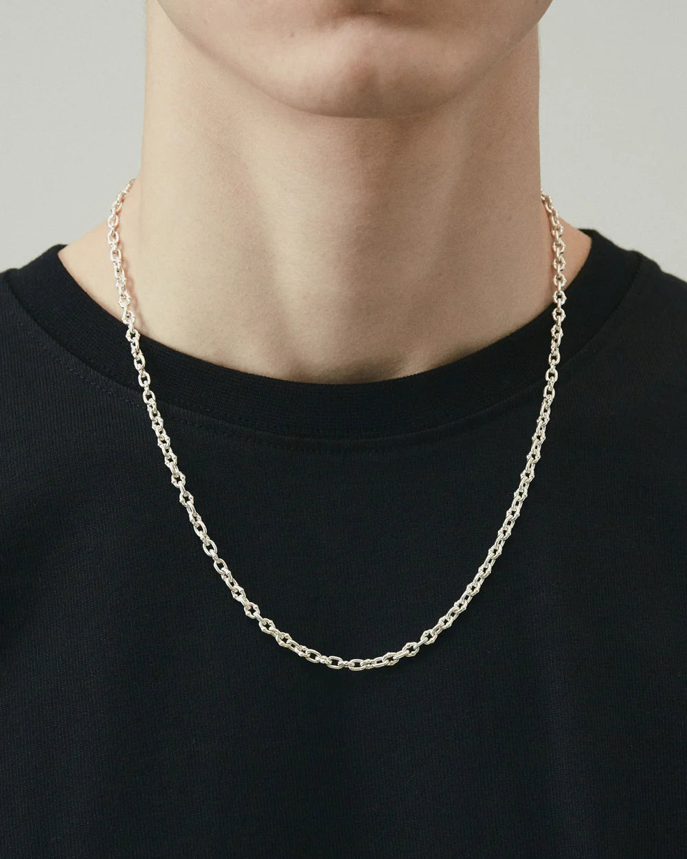 THIN SILVER UMLAUT LINK NECKLACE