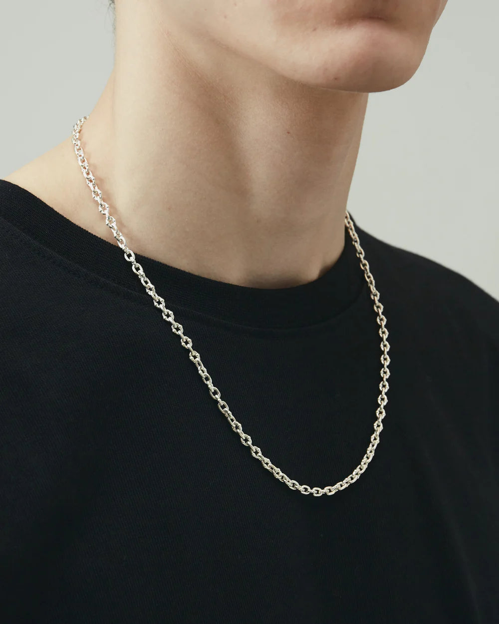 THIN SILVER UMLAUT LINK NECKLACE