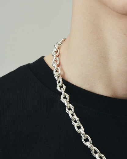THICK SILVER UMLAUT LINK NECKLACE
